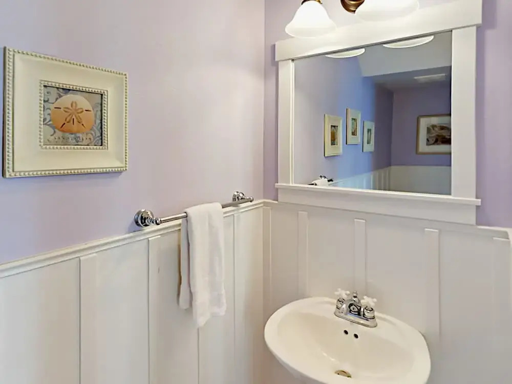 2751 SW Beach Ave Home 3 Bedrooms 2.5 Bathrooms Home