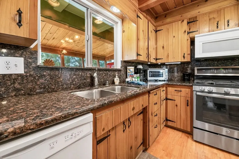 D And V Retreat - Modern Aesthetics Meet Mountain Charm In This Gorgeous Cabin! Game Room! 2 Bedroom Home