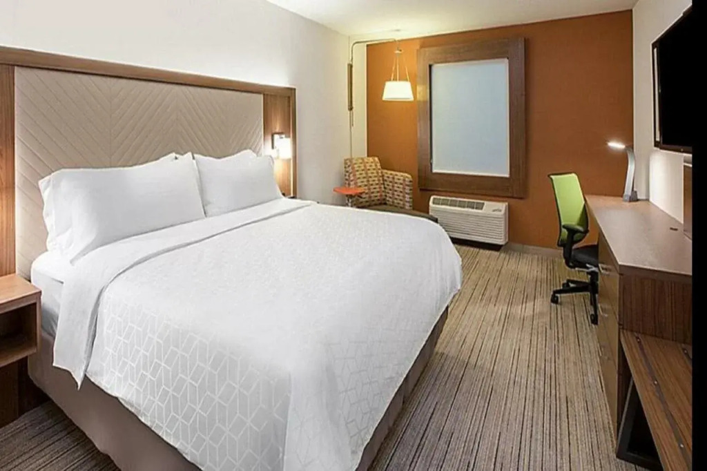 Holiday Inn Express & Suites - Grand Rapids Airport - South by IHG