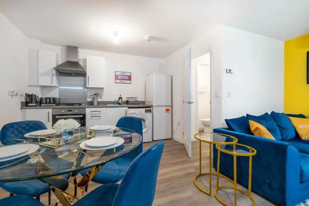 COSY Stylish 2 Bed House ✘ L SHAPE SOFA ☆ FREE PARKING, 2 Car Spaces → With 55 Inch Smart TV, FREE NETFLIX & WIFI - BY MAEVELA®