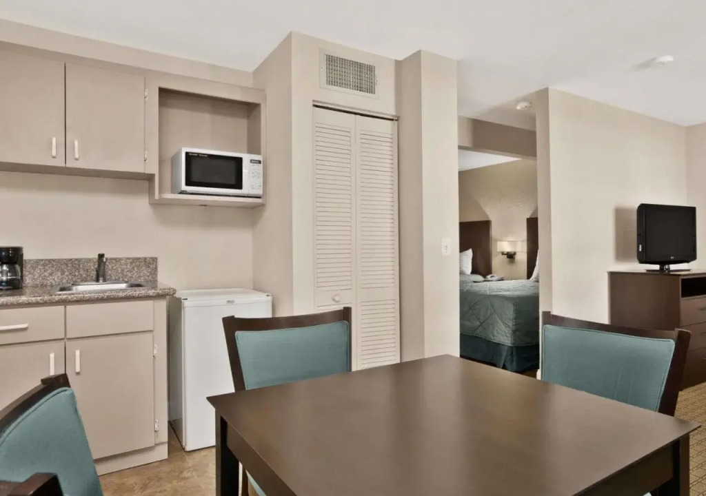 Econo Lodge Inn & Suites Clearwater Central