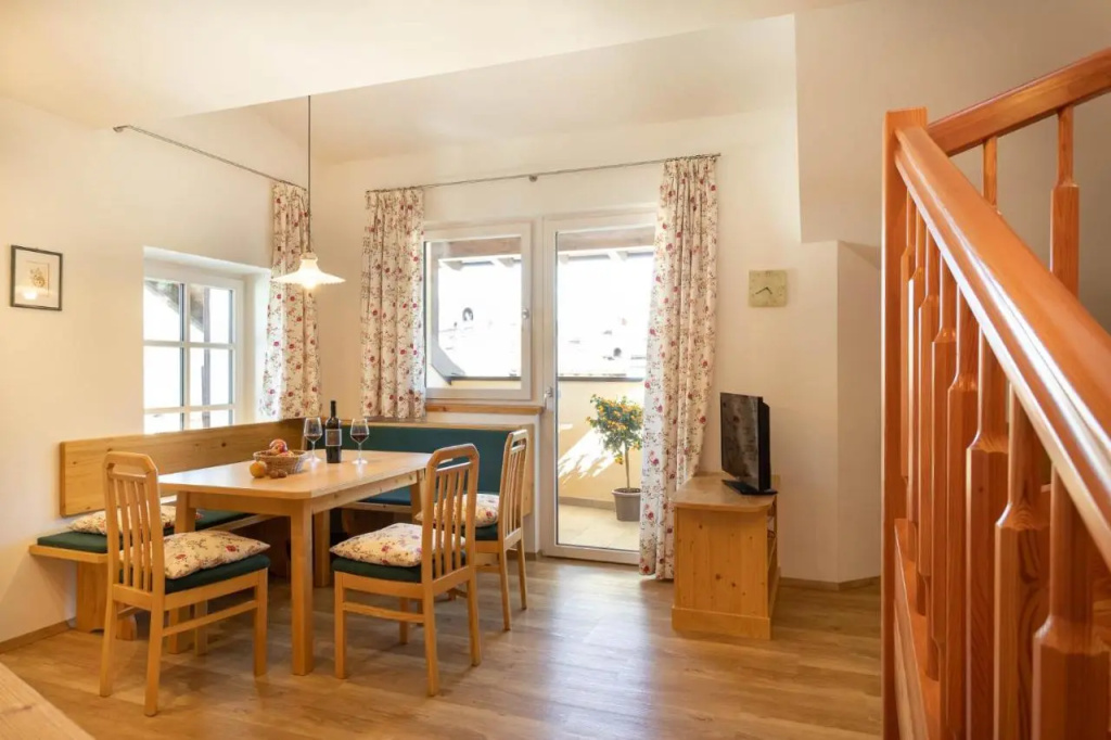 Kreuzwegerhof Nals - Apartments with Pool and Air Conditioning near Merano & Bolzano