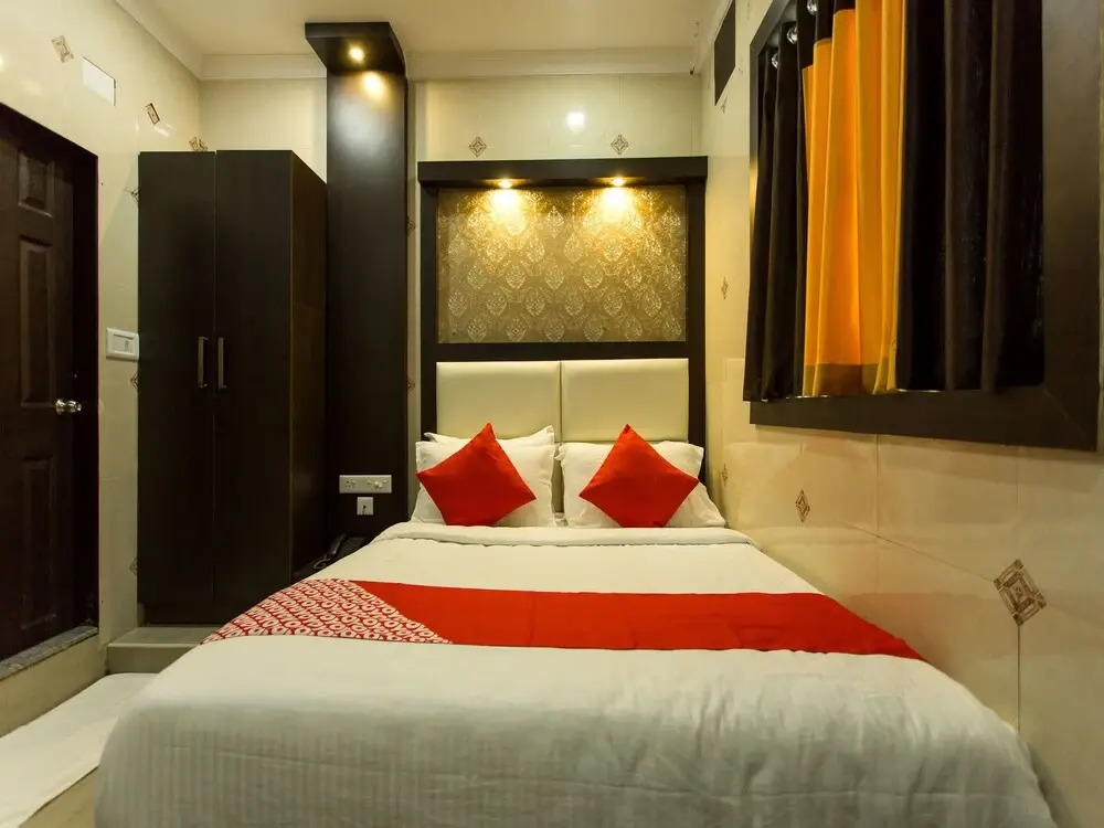 OYO 15974 Hala Residency