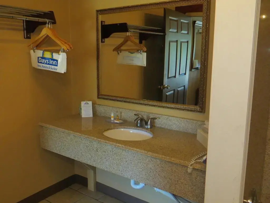 Days Inn by Wyndham Kansas City