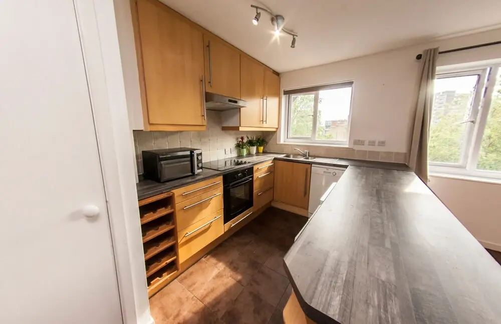 Bright and Spacious Flat Near Borough