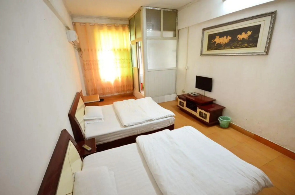 Sanjiang Hotel (Chuhe Hanjie Metro Station Provincial Museum)