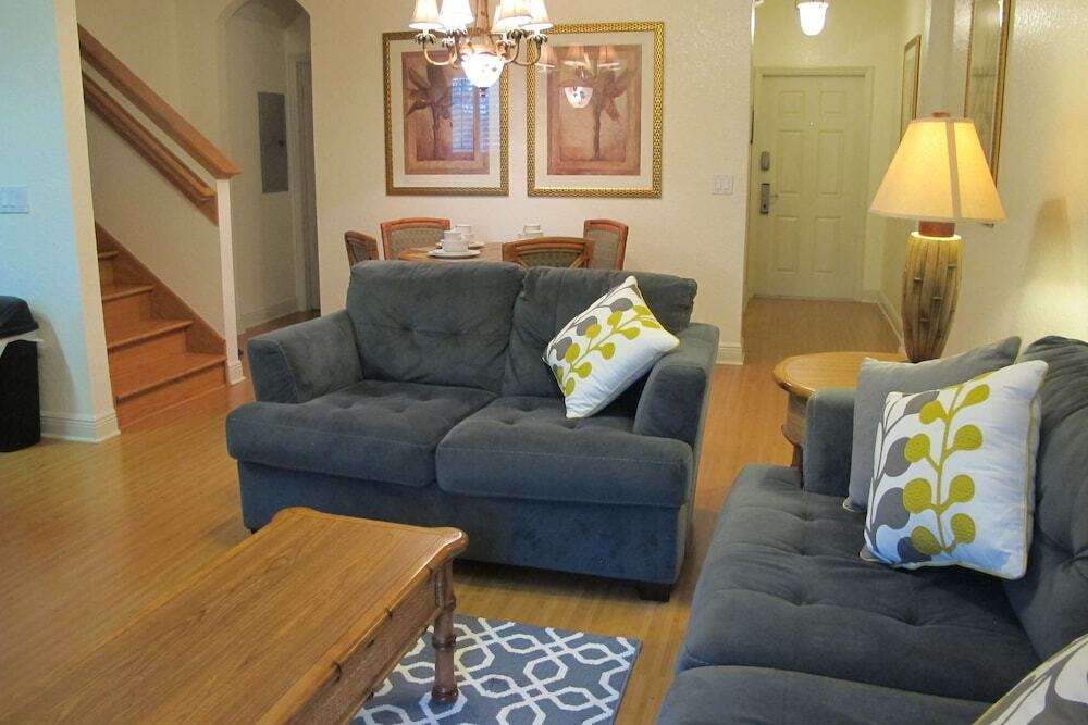 4 Br Townhome Sleeps 9