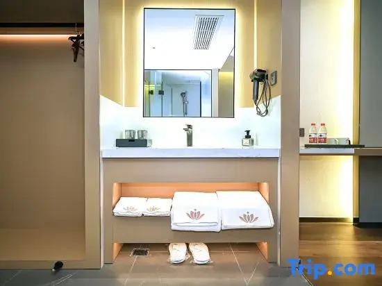 Shengxidun International Hotel (Ganzi Batang 318 National Highway)
