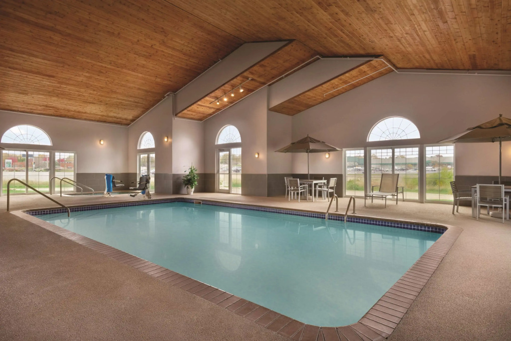 Country Inn & Suites by Radisson, Waterloo, IA