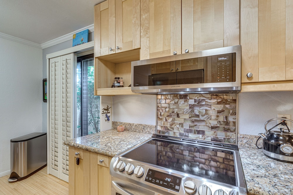 2 Mi to Dtwn! Snowbird Gem w/ Pool in Palm Springs