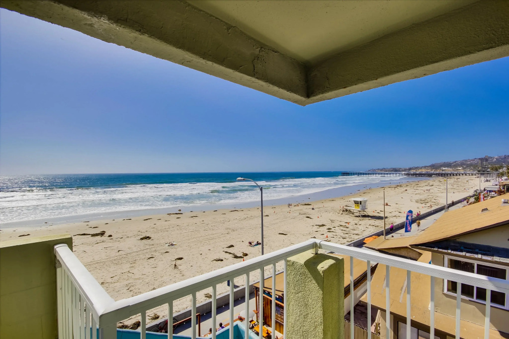 Surfer Beach Hotel