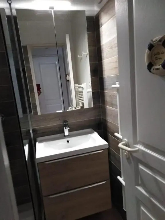 Appartement T2 avec piscine a 100 m de la plage