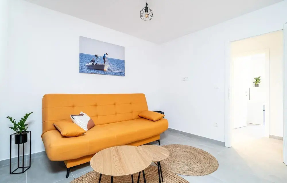 Beautiful Home in Molunat With Wifi and 8 Bedrooms