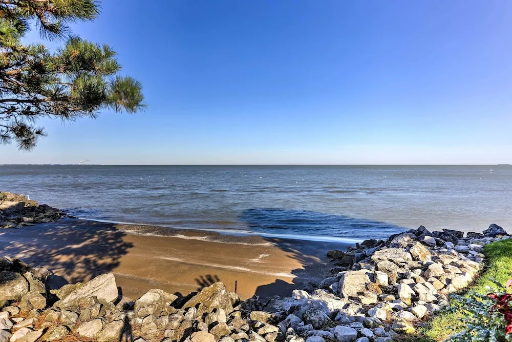 The Shores Condo w/ Beach Access < 2 Mi to Dtwn!