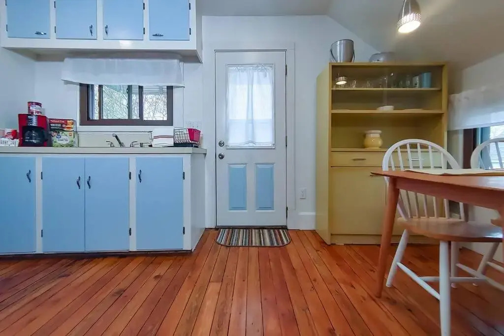 Historic w/deck, king bed & air by Lake Michigan
