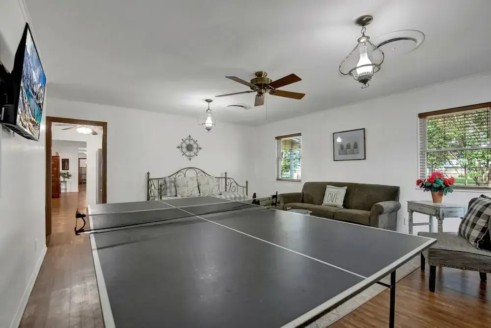 Spacious Home - Fire Pit, BBQ and Outdoor Seating!