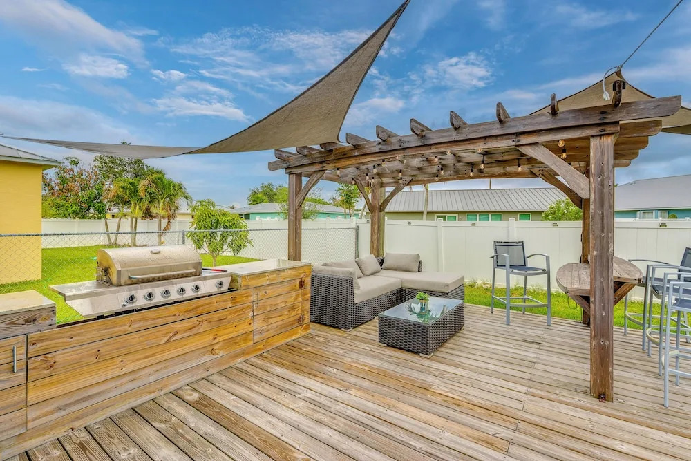 Pet-friendly Fort Pierce Home w/ Pool & Kayaks!