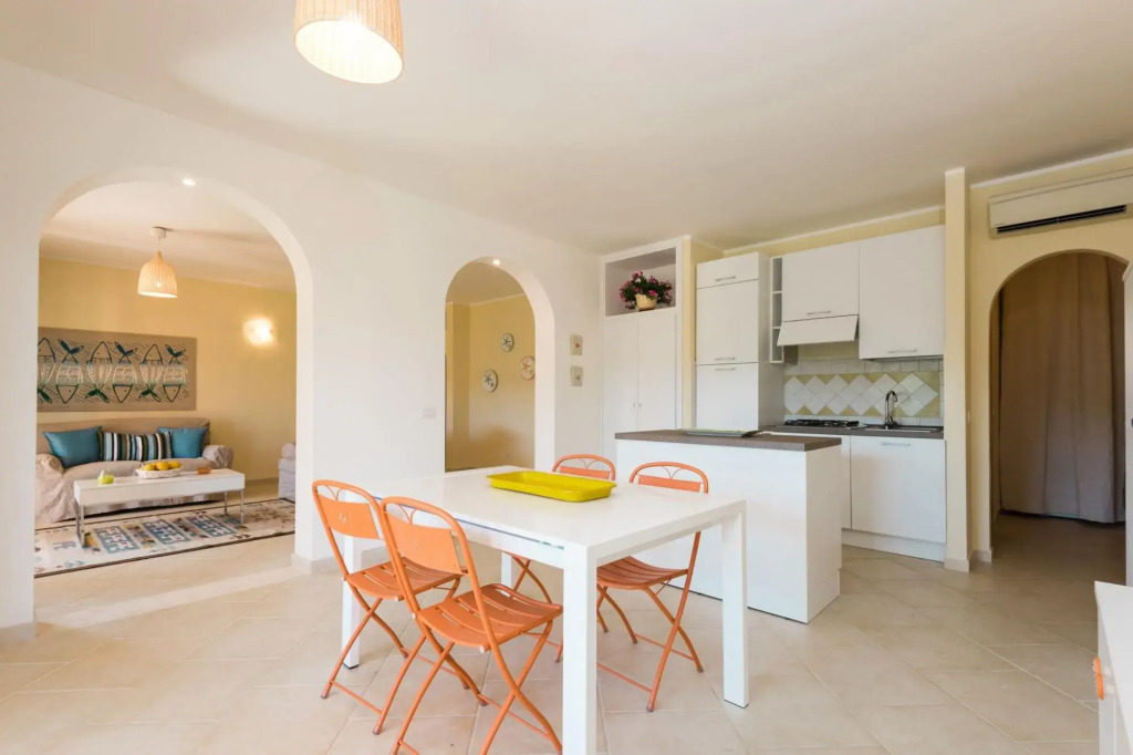 It consists of 4 bedrooms (1 double and one with twin beds, 1 double with also a single bed, one dou-PERLACEA 16