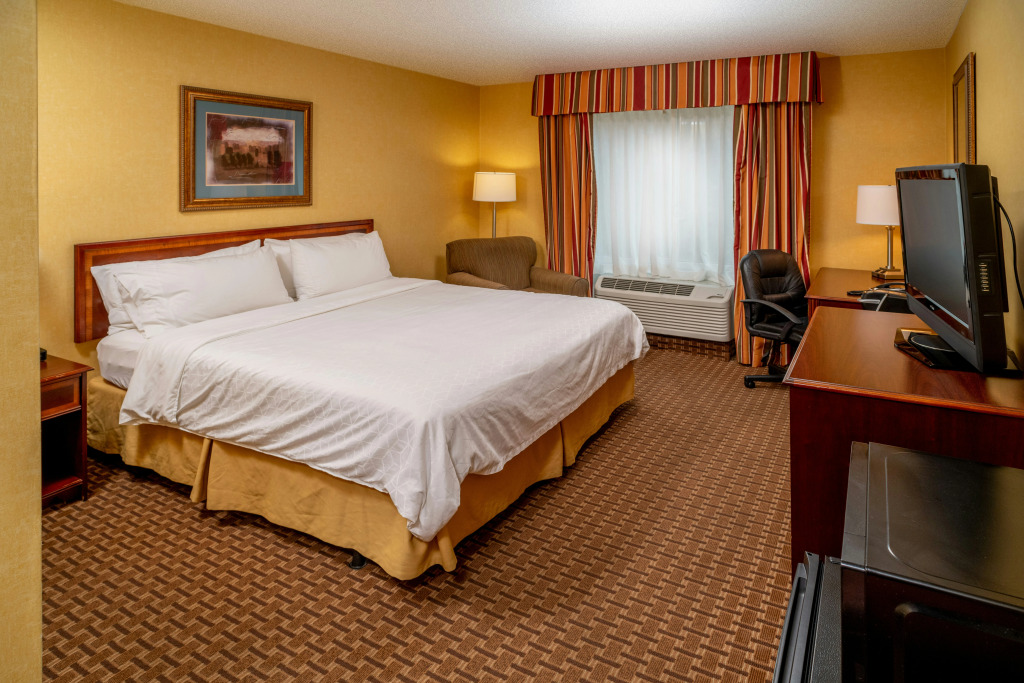 Holiday Inn Express and Suites Hazard by IHG
