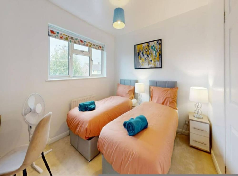 Comfort Stay Slough 3BR Home for Groups Families