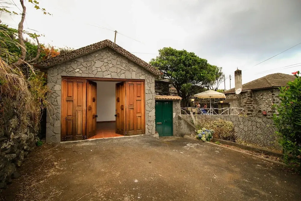 Gouveia Cottage by Analodges
