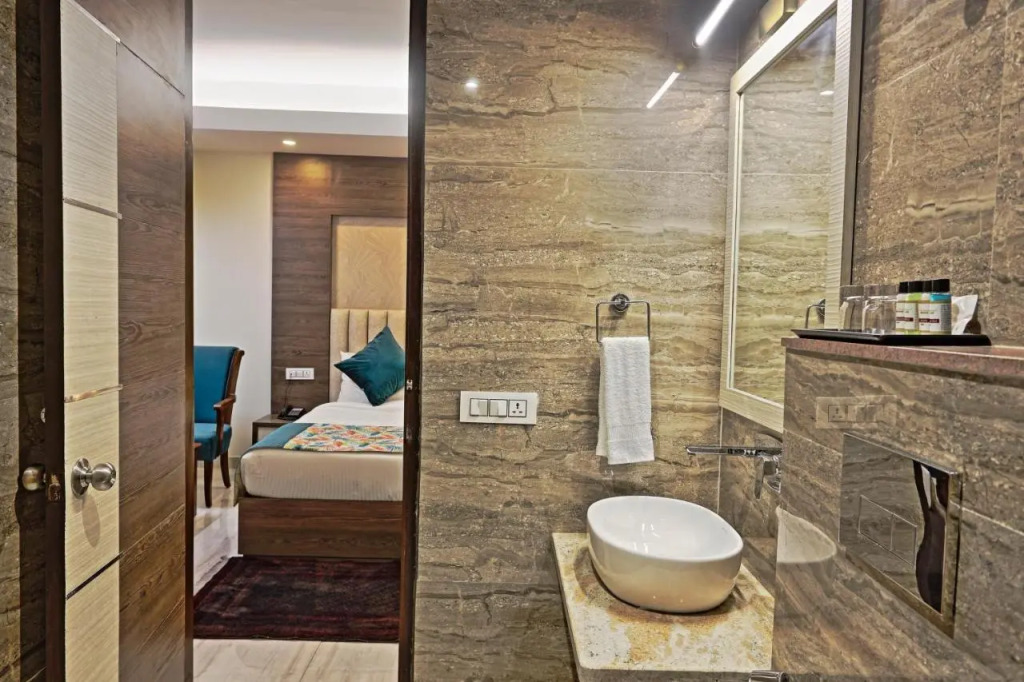 Hotel Cardinal Express OXMO Delhi Airport