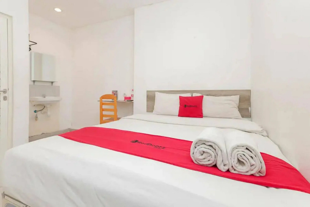RedDoorz near Kaza Mall Surabaya