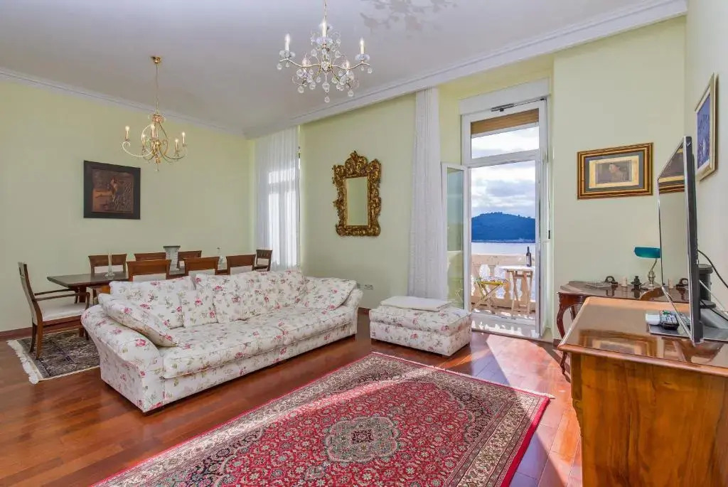 Luxury Seafront Apartment Banje