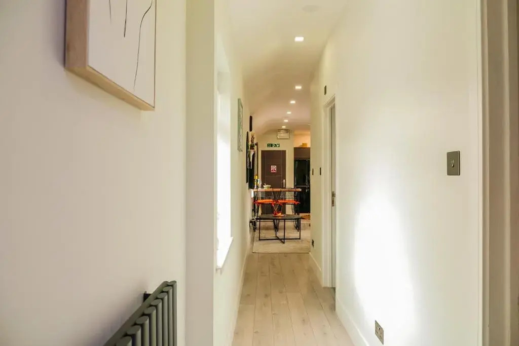 NEW Cosy & Secure - 2 Bed - Free WIFI - Modern & Functional