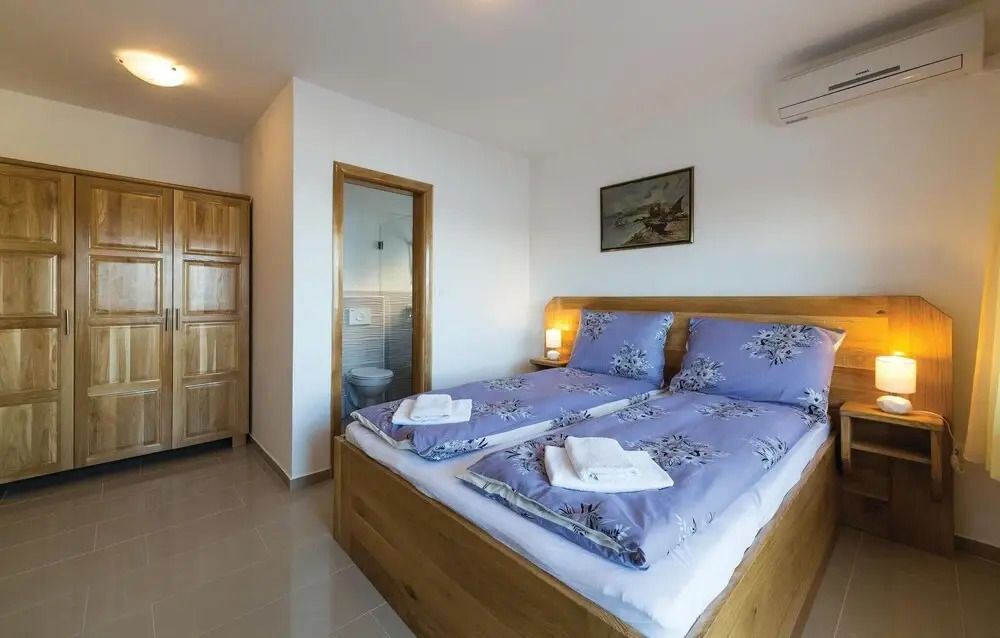 Amazing Home In Okrug Gornji