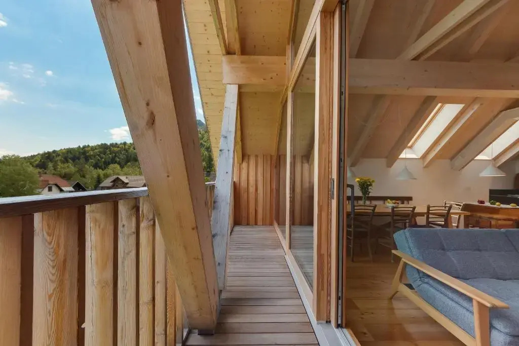 Stylish 2-Bed Top-Floor Apartment In Kranjska Gora