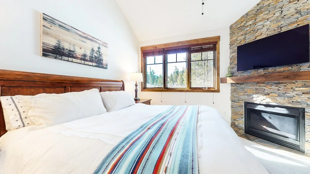 Woodwinds 1271 Spacious Mountain Modern Home with Private Hot Tub, Fireplace and Garage by RedAwning