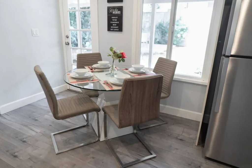 CHARMING UPGRADED 1-BEDROOM HOUSE IN GLENDALE  (p55)