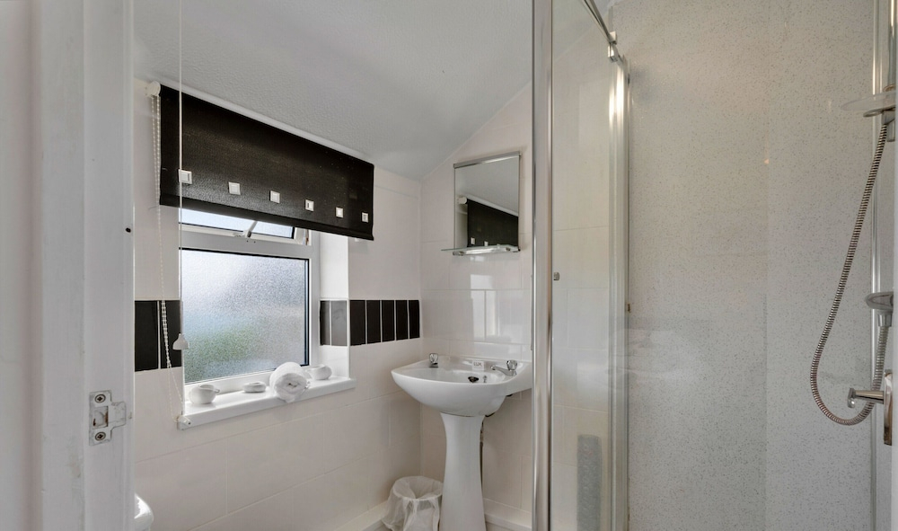 Cozy St Ives Apartment Retreat, No Deposit