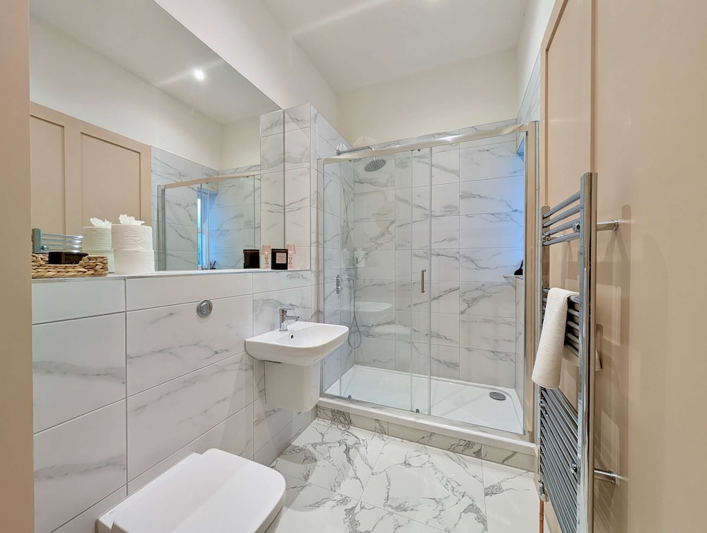 Elegant 2-bed Flat in Shenfield