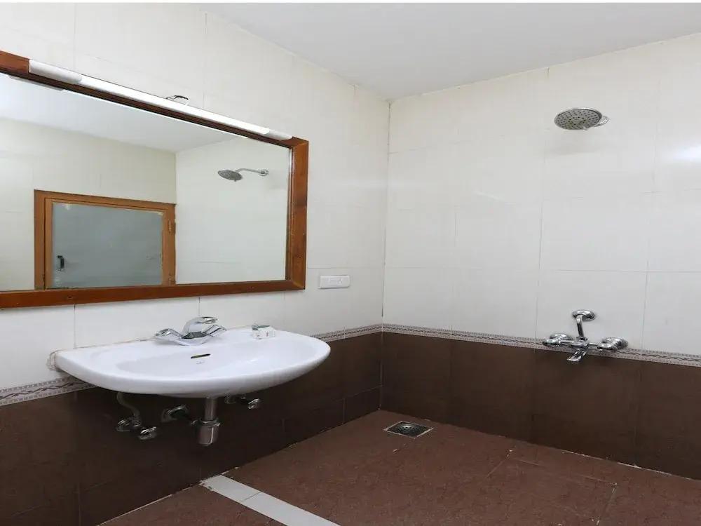 OYO 13807 Hotel Gurupriya