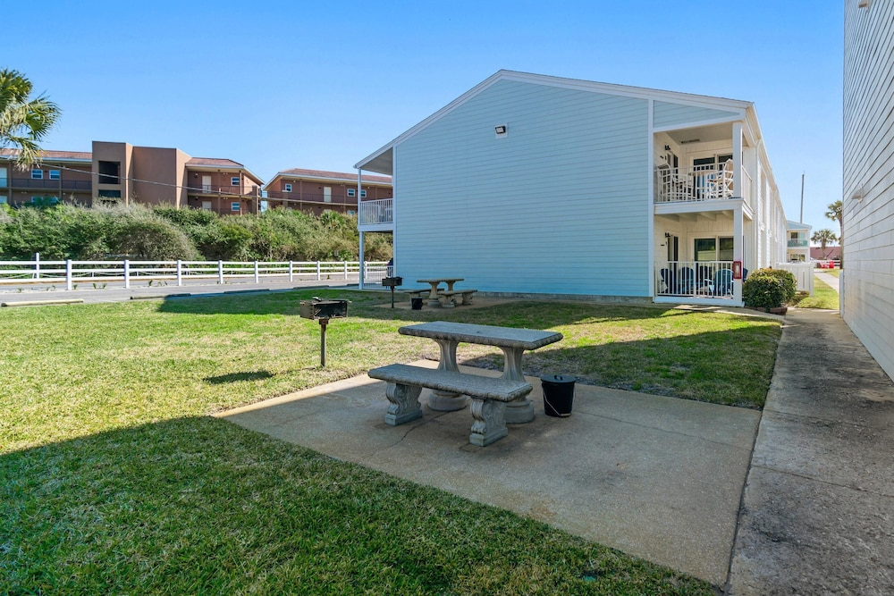 Tradewinds Condominium #28- At the Beach!