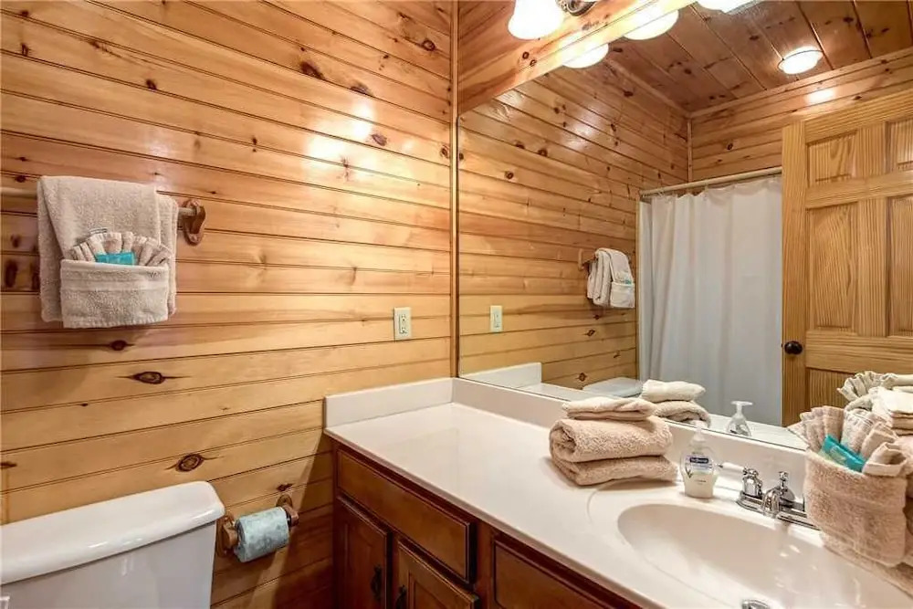Hemlock Inn - Eight Bedroom Cabin