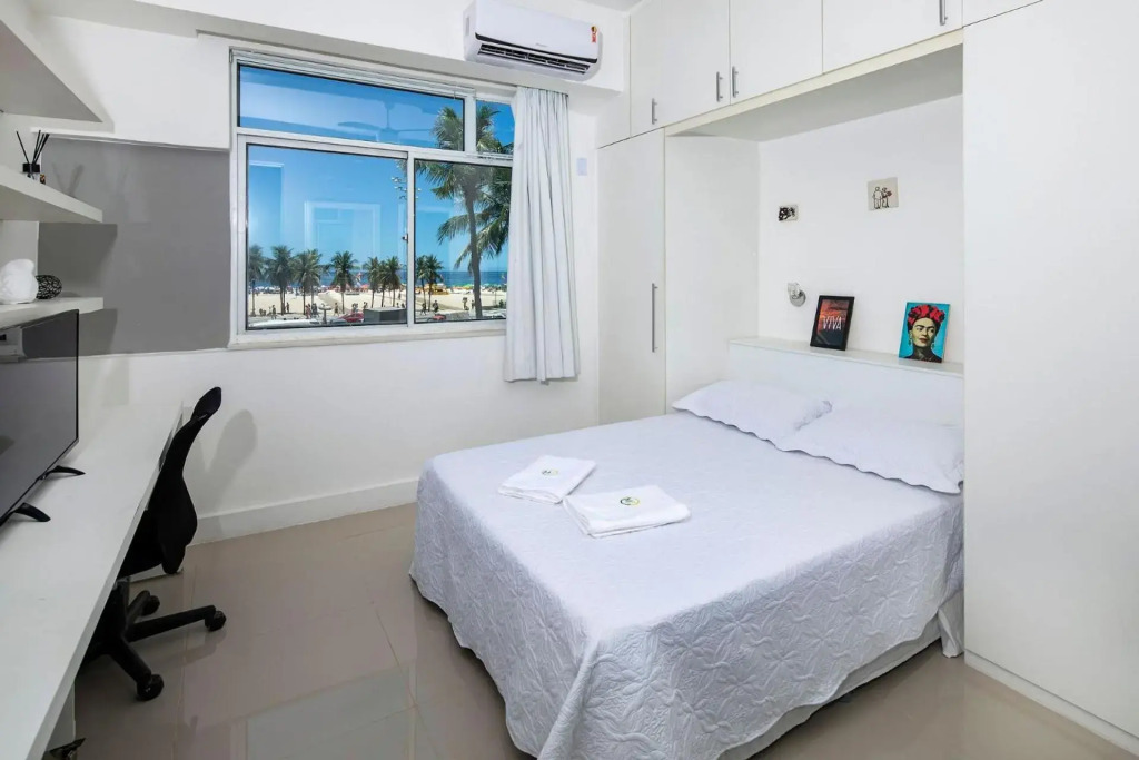 Studio na Avenida Atlantica com vista frontal para a praia do Leme para ate 2 pessoas