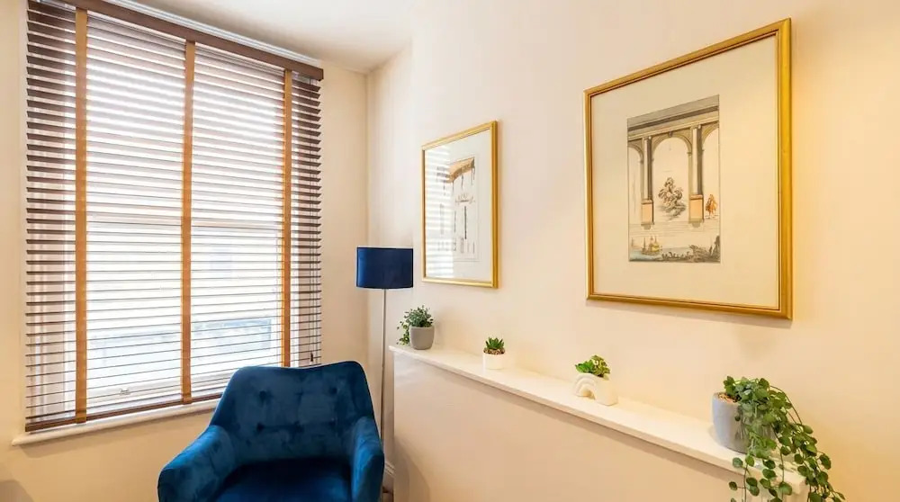 Cozy Fulham Retreat With Private Entrance & Hot Tub
