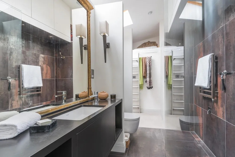 Classic Hammersmith Home by Ravenscourt Park
