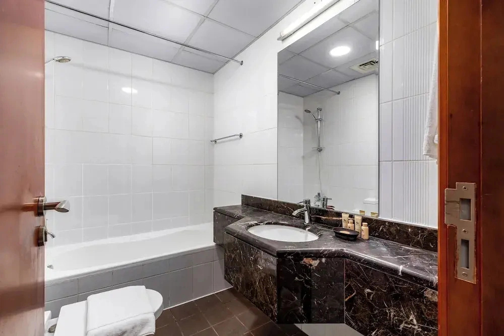 Maison Privee - Comfortable Downtown Apartment w/ City Skyline Vws