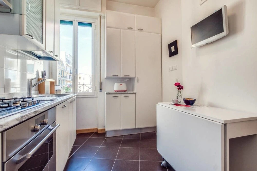 Bright and Modern 2 bed Flat Near San Giovanni