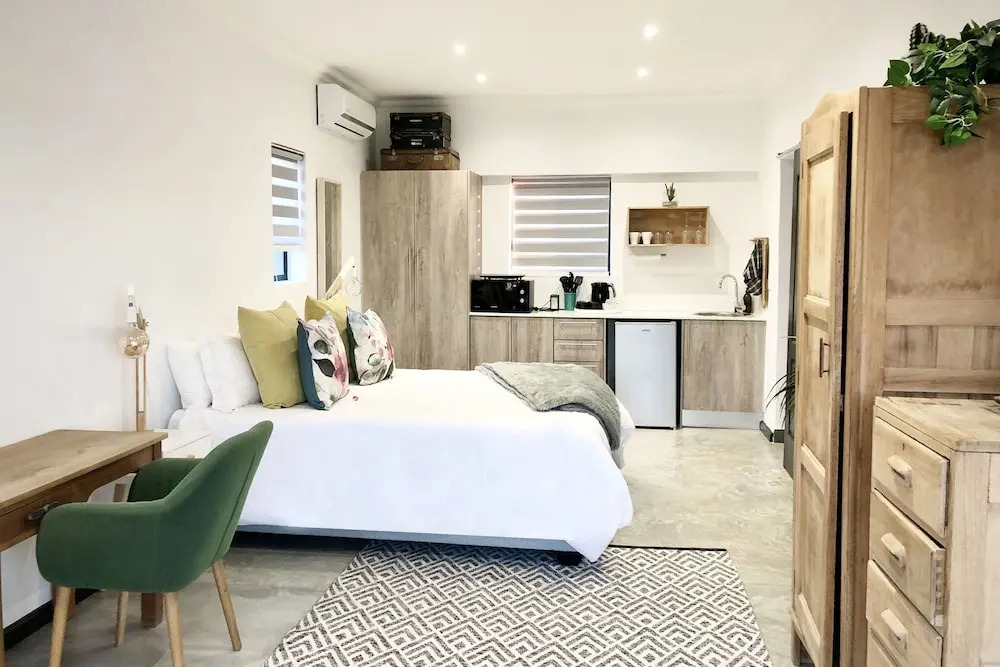 Cape Winelands Mountain View Getaway