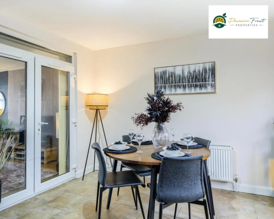 3 Bedroom House By Passionfruitproperties Near Coventry & Warwickshire Hospital With Free Wi-fi, driveway & Garden, DSC