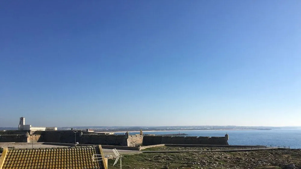 The "house of the Cat That Wanted to be a Fisherman" in Front of the sea