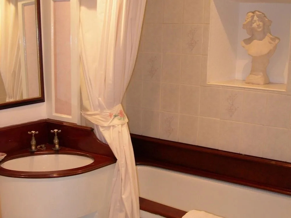 Meryan House Hotel