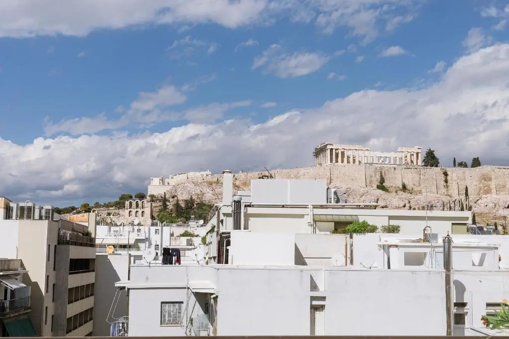 Minimal apartment on the shadow of the Acropolis