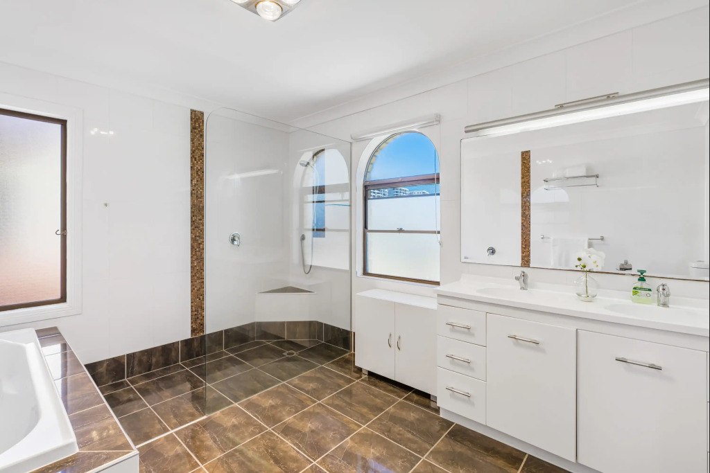 Waterfront Family Entertainer   5 Bedroom   Pool
