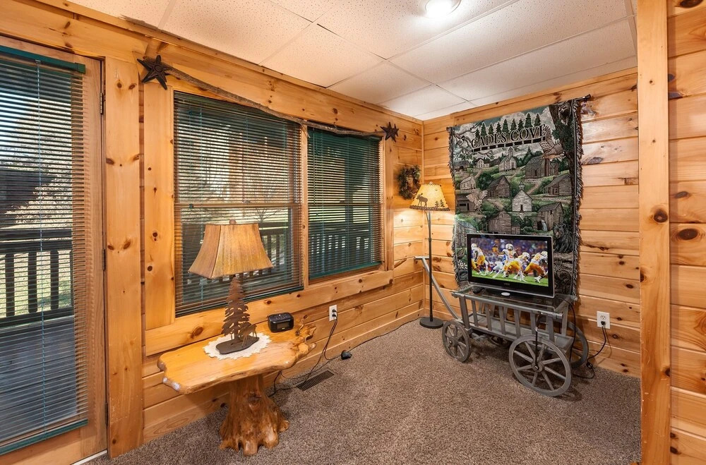 Moose Tracks 3 Bedroom Cabin by RedAwning